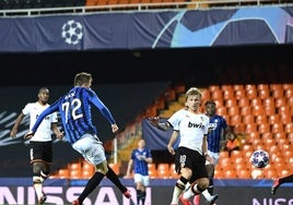 Ilicic, disparando ante Wass, en el Valencia-Atalanta que se jugó ya con Mestalla vacío.