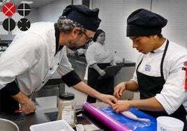 Gabriel Cruz, profesor de cocina del IES El Grau, ayuda a Matías Silva, que se prepara para un concurso gastronómico, en una de las aulas ubicadas en el Veles e Vents.