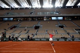 Nadal, entrenando en la pista central de Roland Garros.