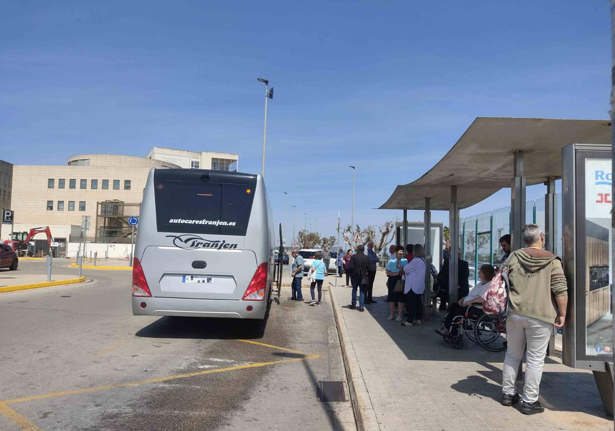 Un autobús en el Hospital de la Ribera.