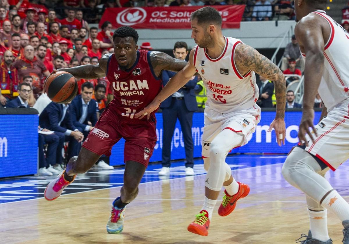 Ennis y Jovic, en el partido del miércoles en Murcia.