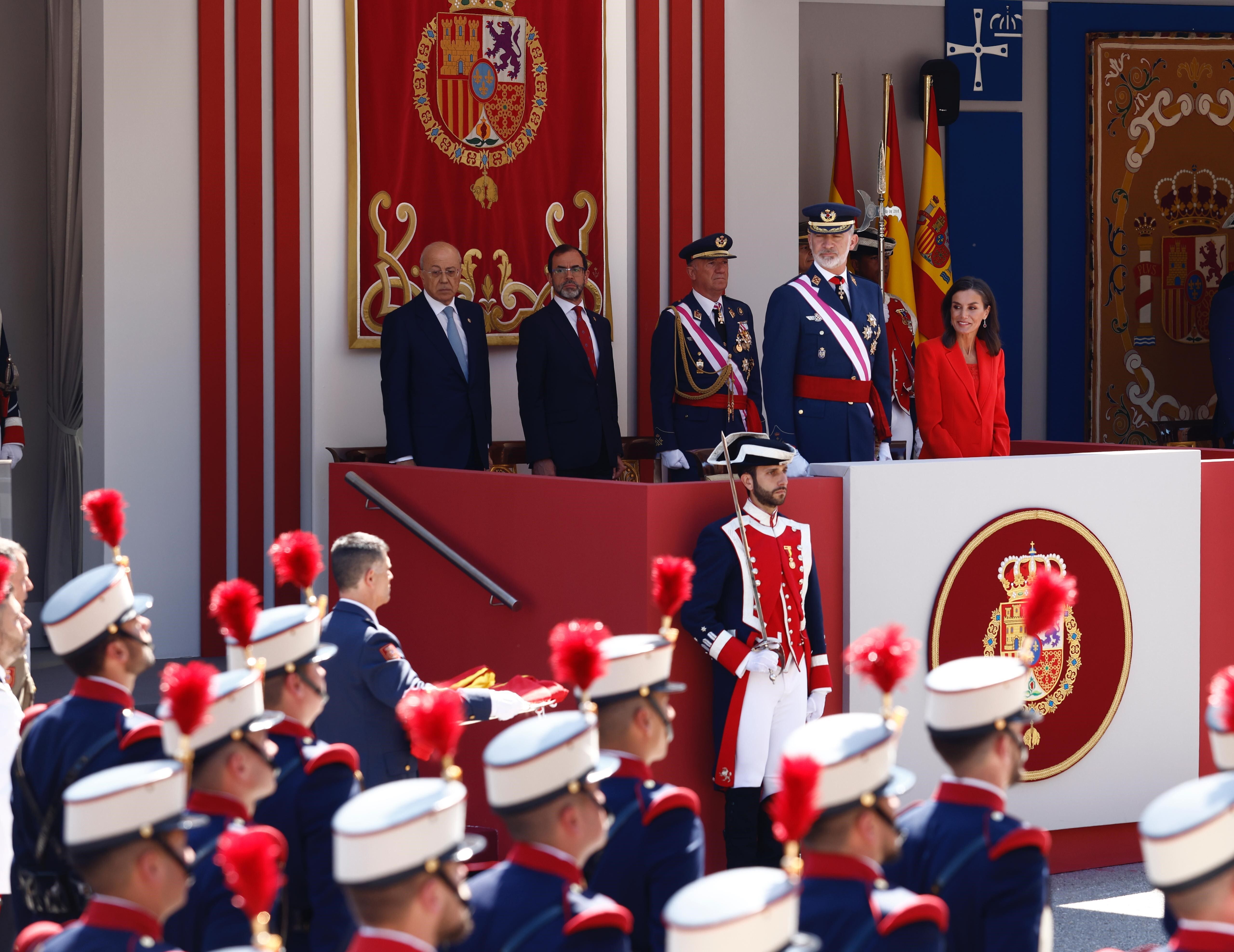 Letizia, de rojo y con zapatillas por su lesión en el pie, en el desfile de las Fuerzas Armadas