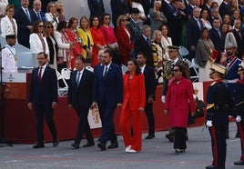 Letizia, de rojo y con zapatillas por su lesión en el pie, en el desfile de las Fuerzas Armadas