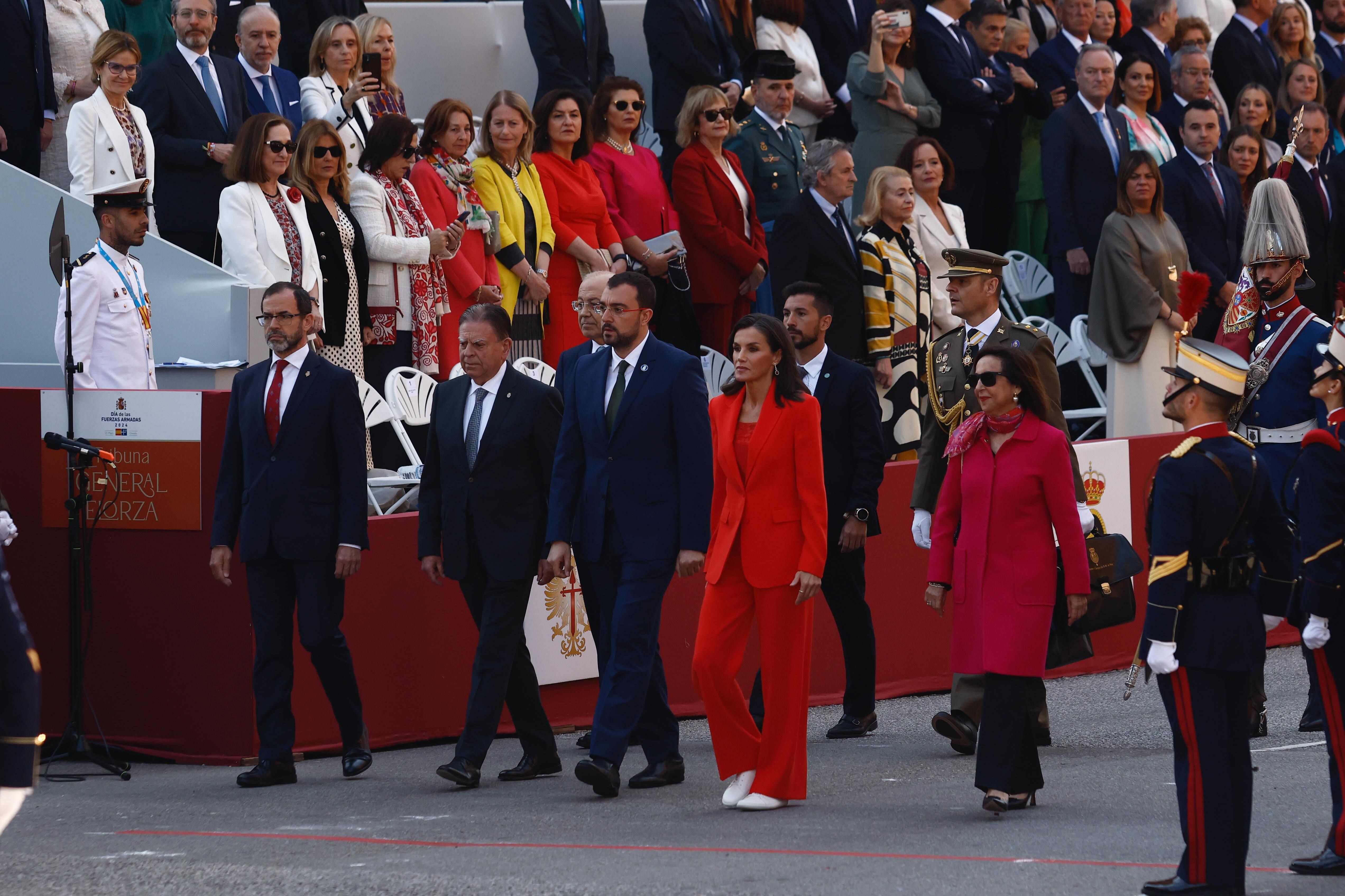 Letizia, de rojo y con zapatillas por su lesión en el pie, en el desfile de las Fuerzas Armadas