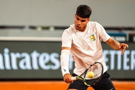 Carlos Alcaraz entrenando en París.