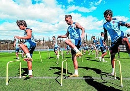 Los futbolistas del Levante se ejercitan en la ciudad deportiva de Buñol.