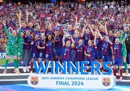 El Barça femenino levanta el trofeo de la Champions.