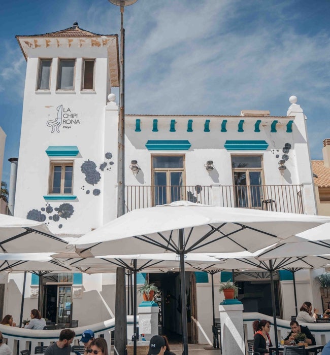 El restaurante se halla en el emblemático edificio de la Torreta en la playa de la Patacona.