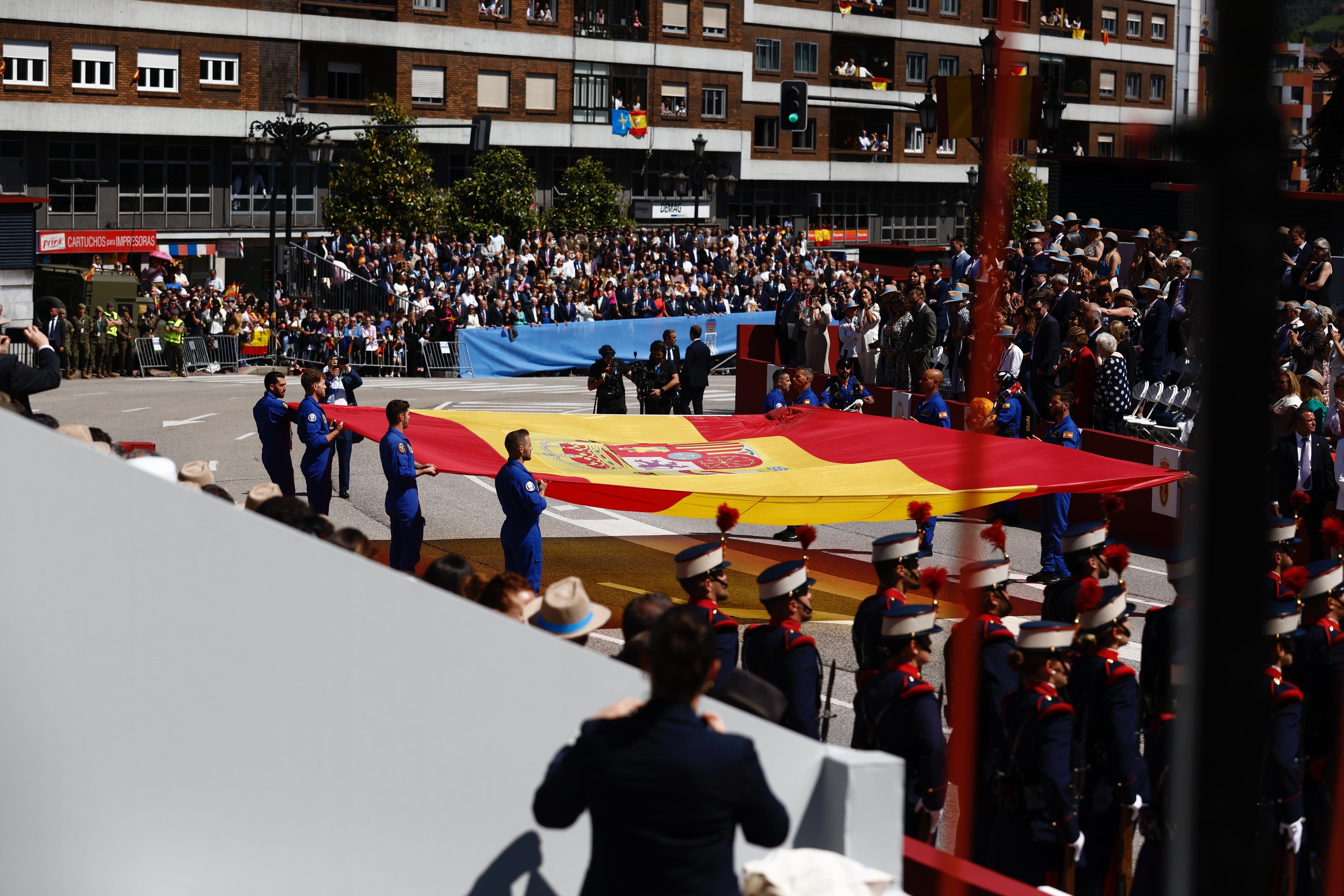 Letizia, de rojo y con zapatillas por su lesión en el pie, en el desfile de las Fuerzas Armadas