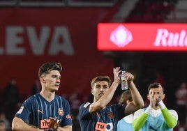 Pepelu (i) junto a Alberto Marí tras el partido frente al Granada en Los Cármenes.