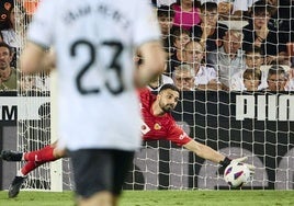 Giorgi Mamardashvili realiza una parada en Mestalla.