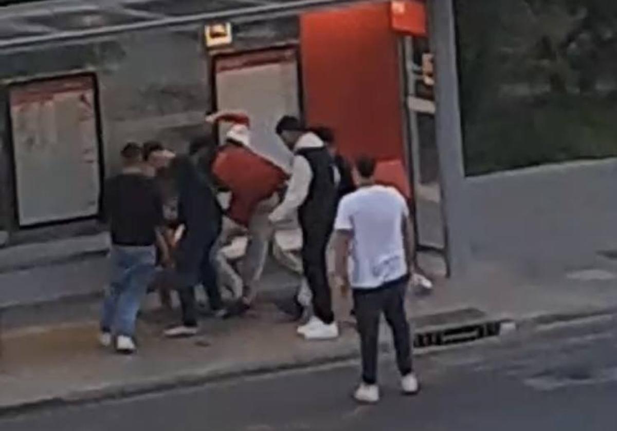 Un grupo de jóvenes propina una paliza a otro a la salida de un discoteca en Valencia
