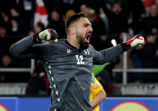 Giorgi Mamardashvili celebra la clasificación de Georgia para la Eurocopa.