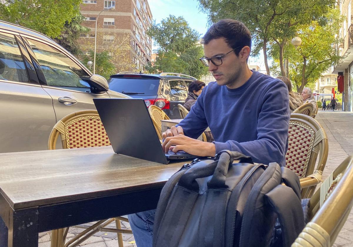 Trabajador con un portátil en una terraza.