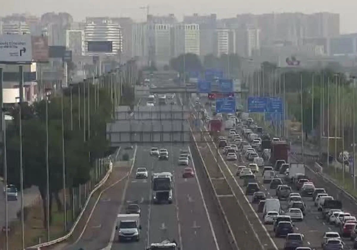 Las entradas y salidas a Valencia están experimentando atascos de tráfico de más de 15 kilómetros de largo.