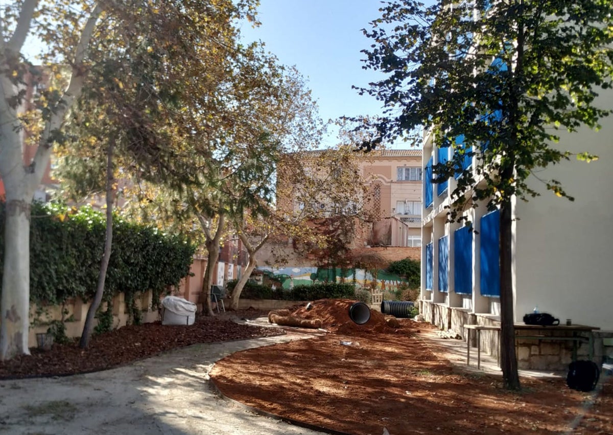 Imagen secundaria 1 - En la primera imagen, el estado inicial del exterior del centro. En la segunda, el cambio gestado por los arquitectos en ese espacio. Y en la tercera foto, otro espacio en construcción en una de las canchas, antes y ahora.