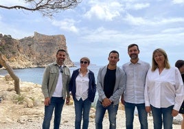 Amenábar con miembros del gobierno local en la cala del Moraig.