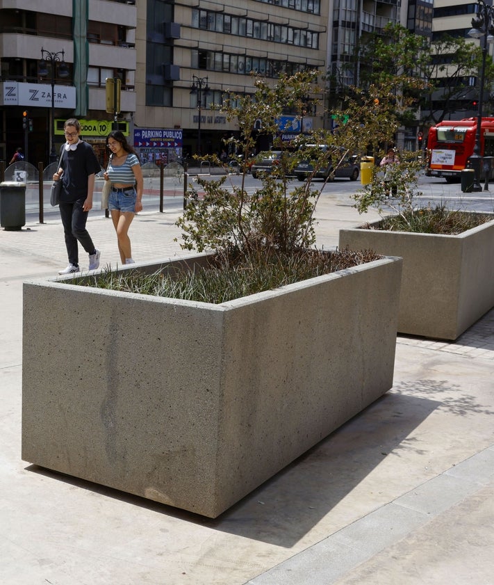 Imagen secundaria 2 - maceteros cuadrados, hexaagonales y rectangulares de la plaza de San Agustín de Valencia.