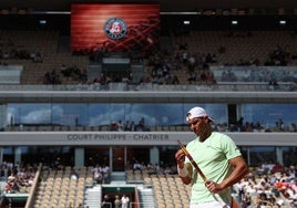 Nadal, entrenando en la pista central de Roland Garros.