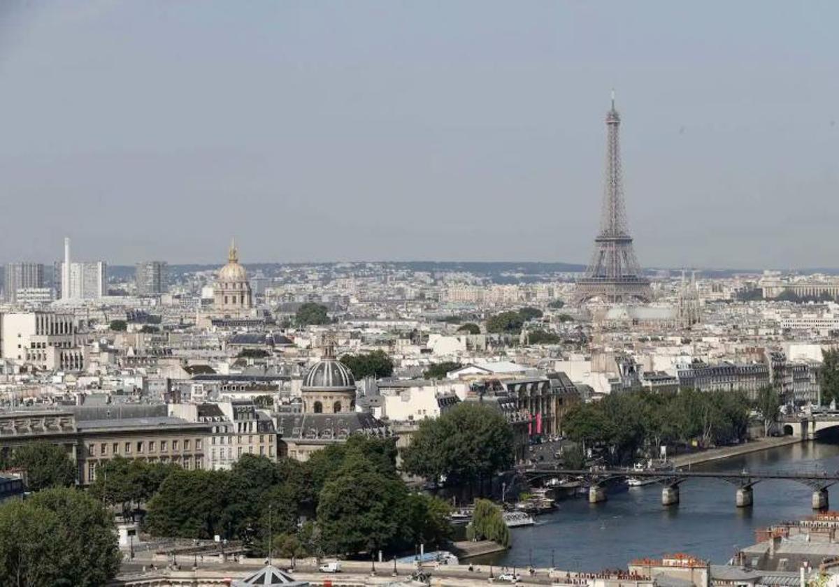 Vista de la ciudad de París con la Torre Eiffel al fondo.