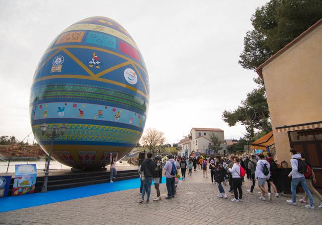 Varias personas fotografían el huevo de Pascua decorado más grande del mundo, reconocido por el Guinness World Records, en la presentación de la temporada 2022.