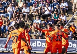 Los jugadores del Valencia, celebrando un gol ante el Benidorm.