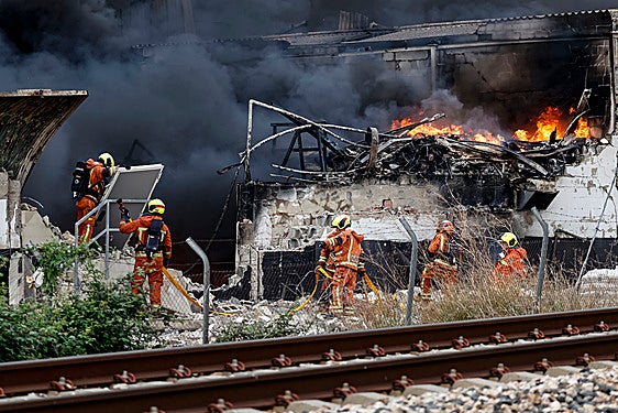 Los bomberos, durante la extinción del incendio que afectó a la fábrica de Cecotec en Sollana.