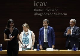 Andrea Villa recoge el galardón ante la vicedecana del Colegio de Abogados, Vicente Guilarte y Vicente Garrido.