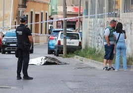 Un policía local junto al cadáver de la víctima de Alfafar.