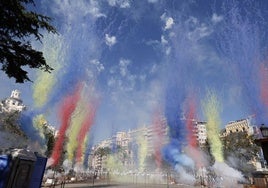 Disparo de una mascletà en la plaza del Ayuntamiento de Valencia.