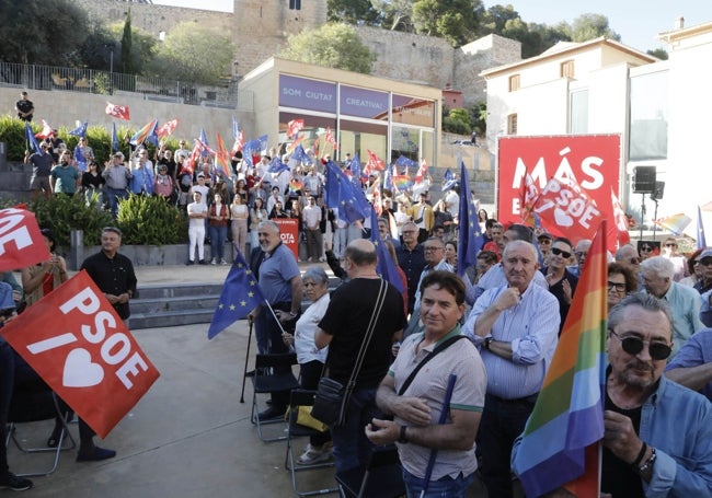 Militantes y simpatizantes esperando la llegada de la cabeza de lista del PSOE.