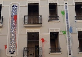 Marcas de pintura en las paredes del edificio.