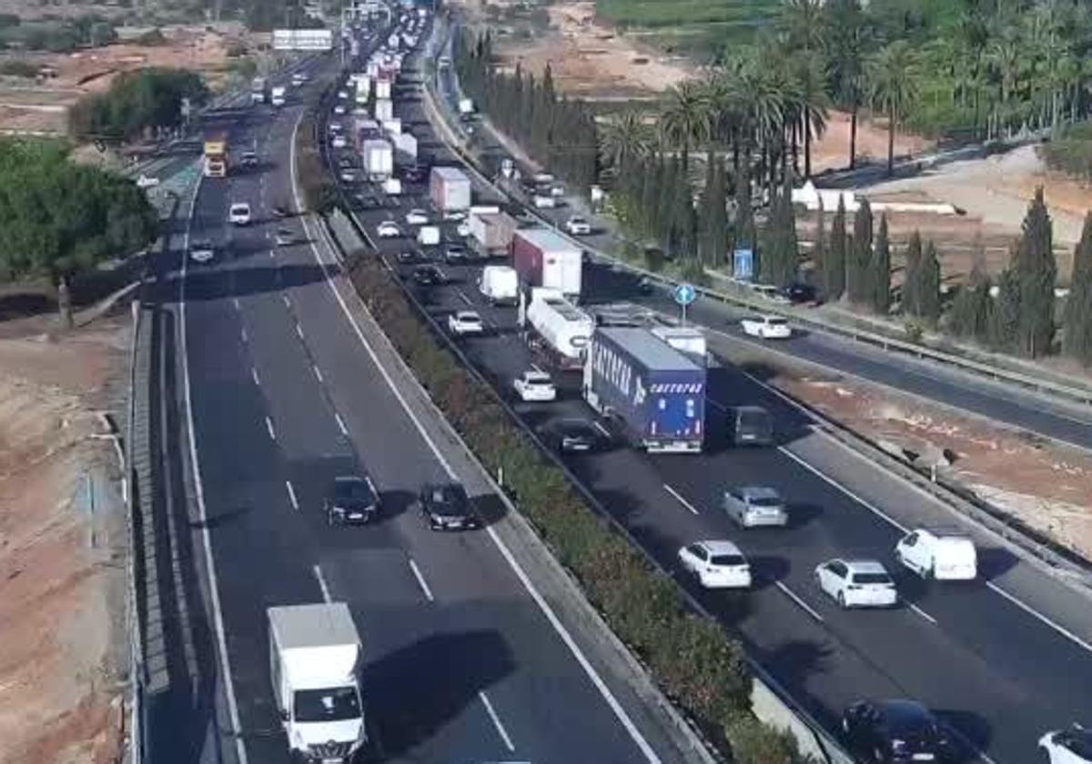 Más de 25 kilómetros de atascos en las entradas y salidas a Valencia