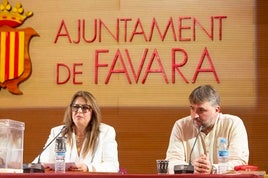 La alcaldesa popular junto al exalcalde de Compromís.