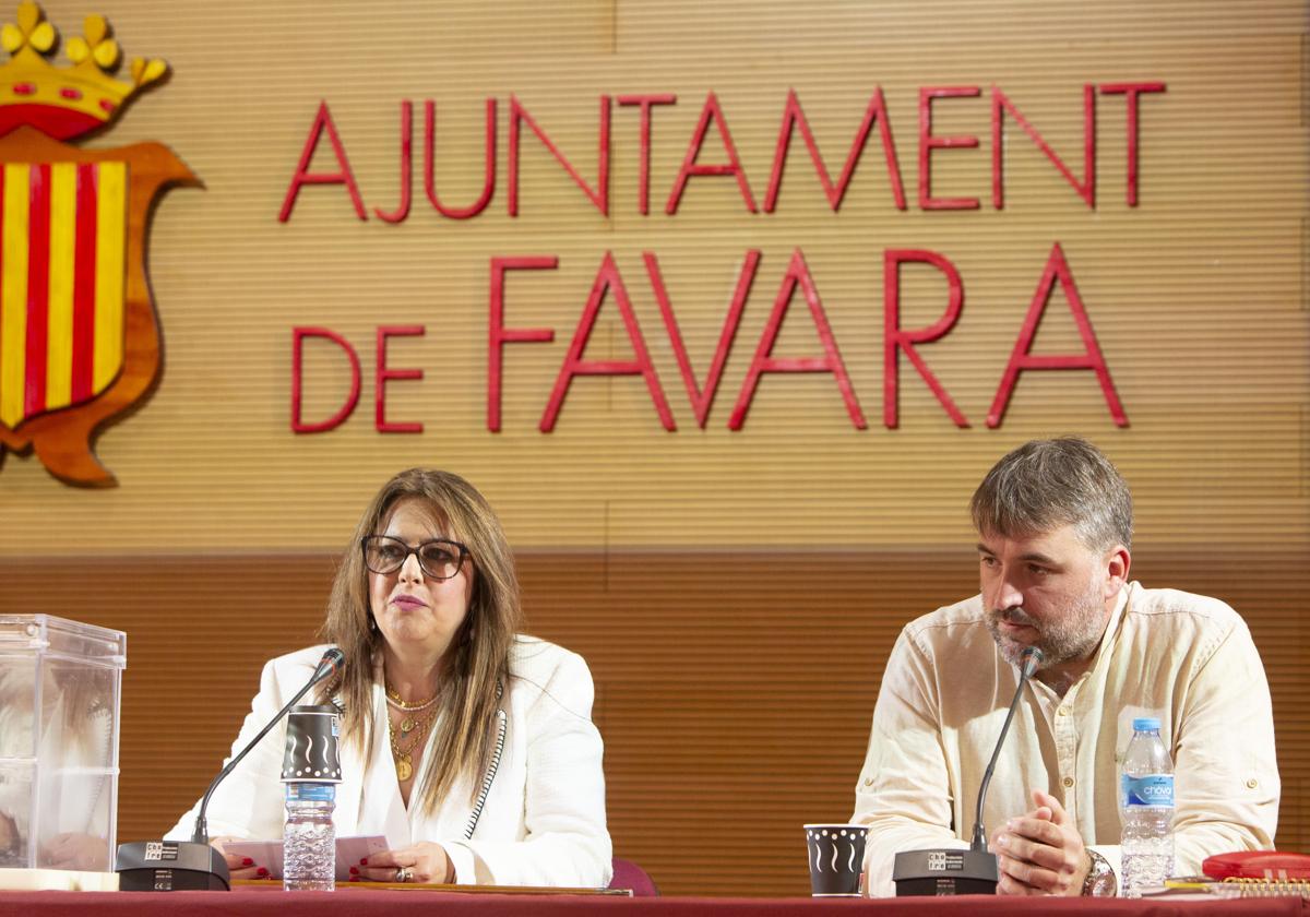 La alcaldesa popular junto al exalcalde de Compromís.