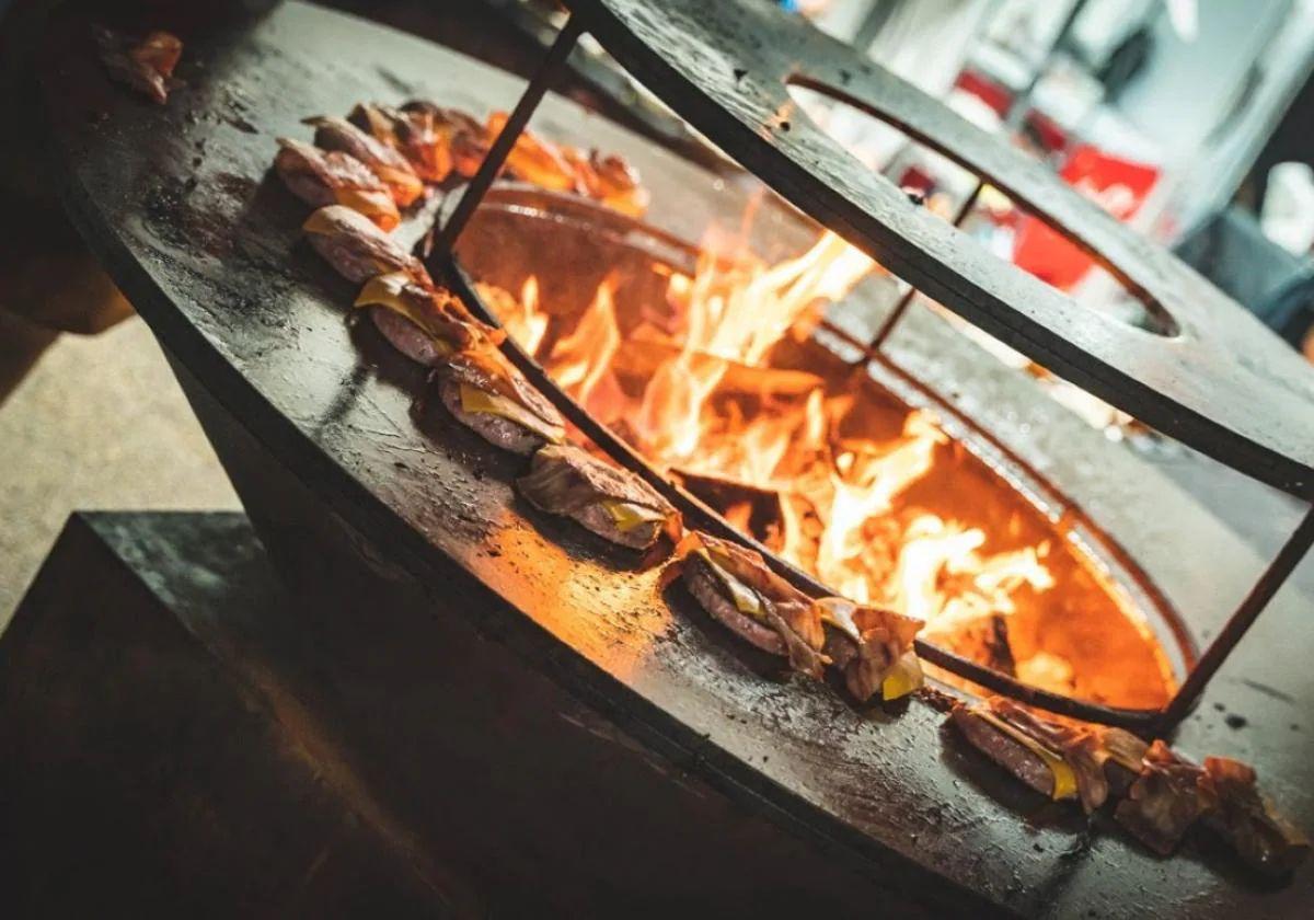 Carne a punto de comer tras pasar por las brasas.