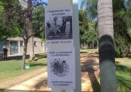 Carteles que pegan los acampados de la UPV.