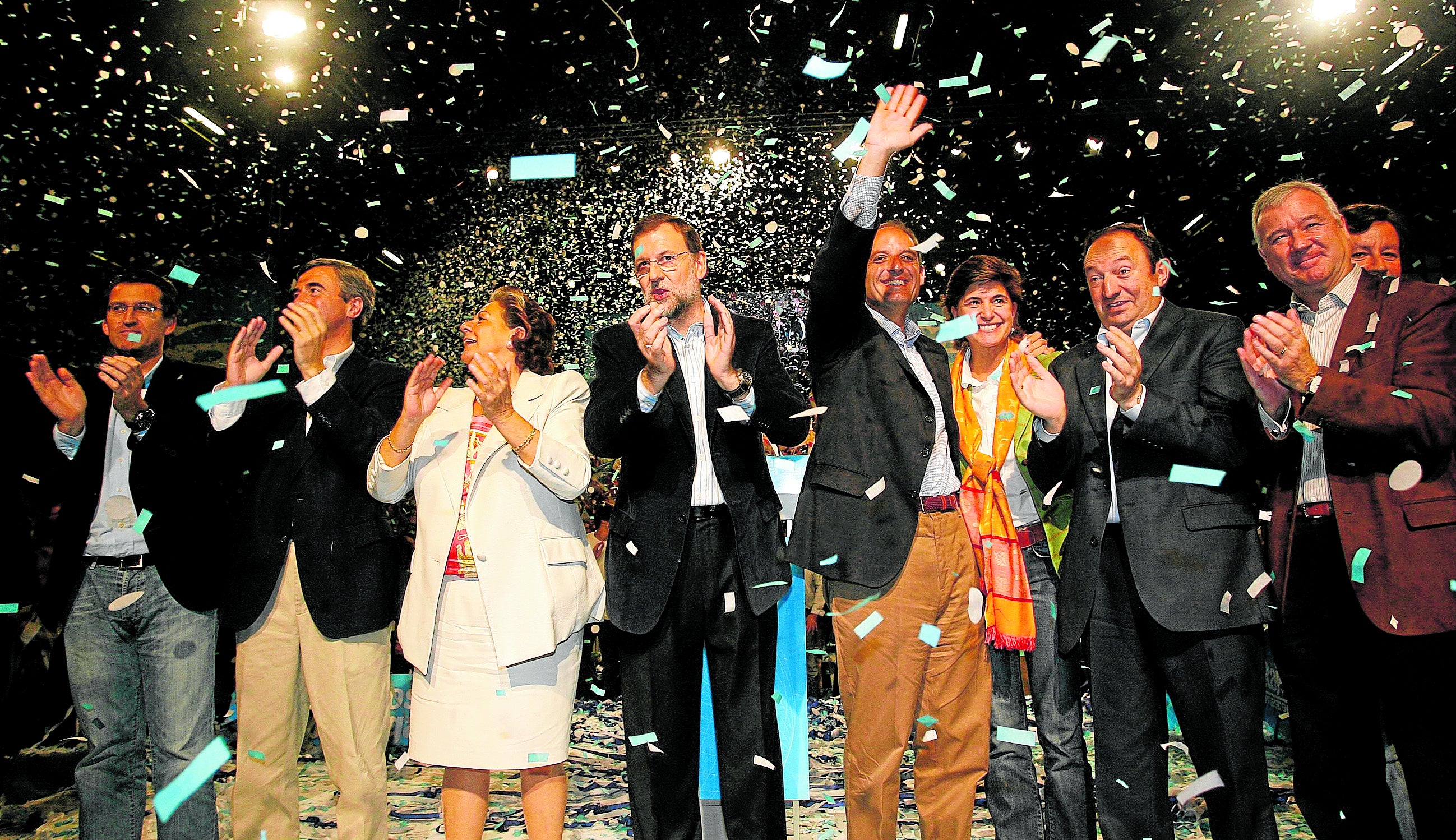 Francisco Camps, junto a Mariano Rajoy y Rita Barberá, entre otros, en un acto del PP en Valencia en 2007.