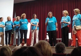 Elisalex Löwenstein, presidenta de la oenegé, en el escenario del Colegio de Médicos.