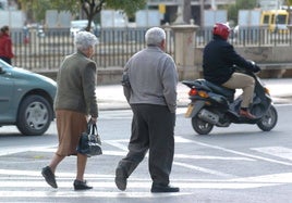 Una pareja paseando.