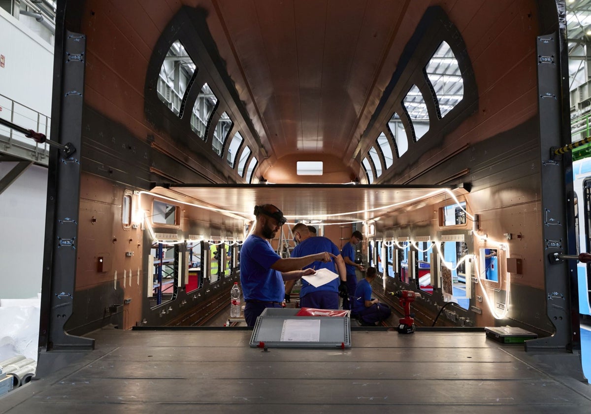 Trabajadores en el interior de uno de los trenes fabricados en Stadler.