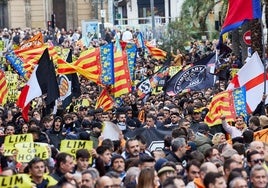 Los aficionados, en una de las manifestaciones contra Lim.