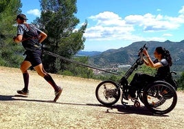 Toni Ibáñez e Inma Boscà, durante un ascenso a la montaña.