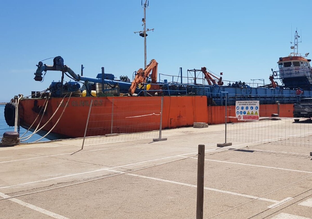 Puertos acomete el desguace de una draga amarrada en Dénia desde 2020