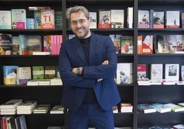 Máximo Huerta, en su librería de Buñol.