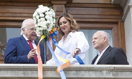 La alcaldesa de Valencia, María Jose Catalá, recibe el pomell de flores del Corpus Christi