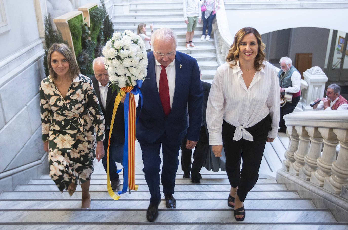 La alcaldesa de Valencia, María Jose Catalá, recibe el pomell de flores del Corpus Christi