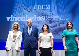 Cristina Garmendia, Juan Roig, Hortensia Roig y Elena Fernández, en la graduación de EDEM.