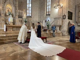 Los novios, durante la ceremonia en San Agustín.