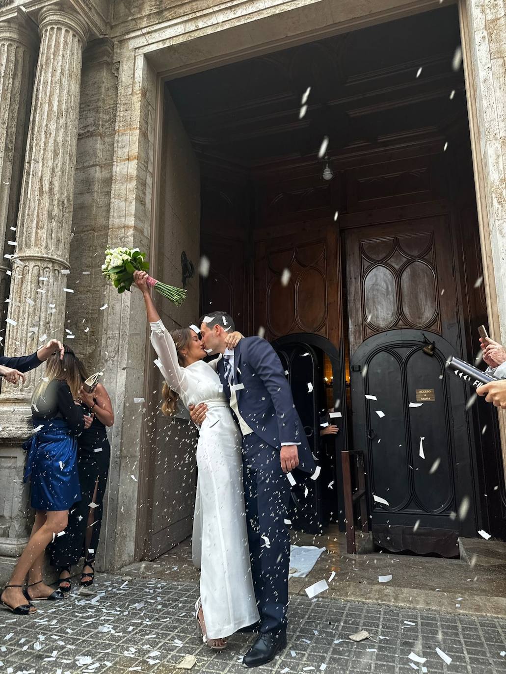 La pareja, tras contraer matrimonio en la iglesia de San Agustín.